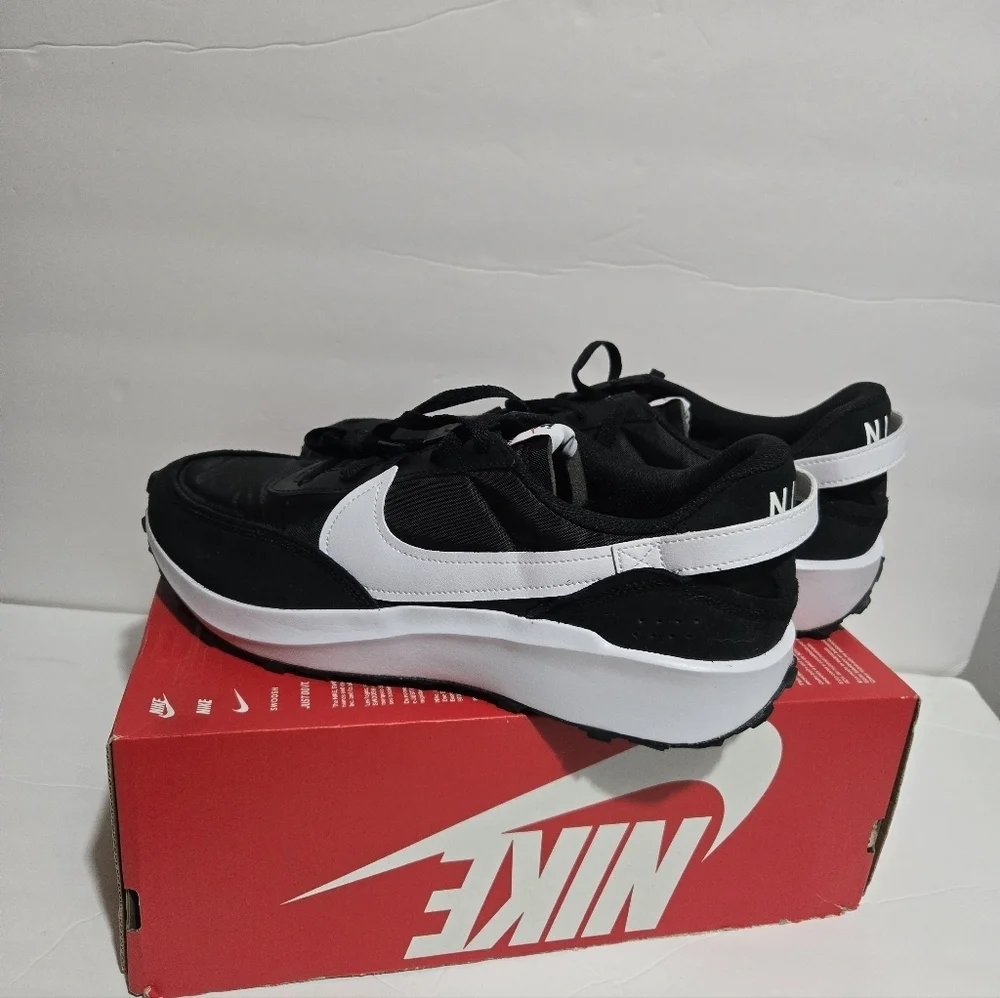 NIKE NEW Men's Black and White Running Shoes.Size 12